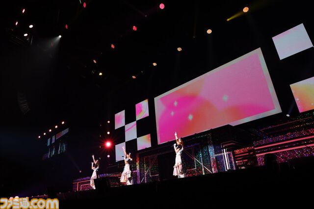 『シャニアニ』2nd seasonライブ“Over the prism”2日目リポート。『さあ舞い上がれ』、『橙より未来』、『ねぇ、ねぇ、ねぇ』などアニメの思い出を堪能できるドラマティックなステージに
