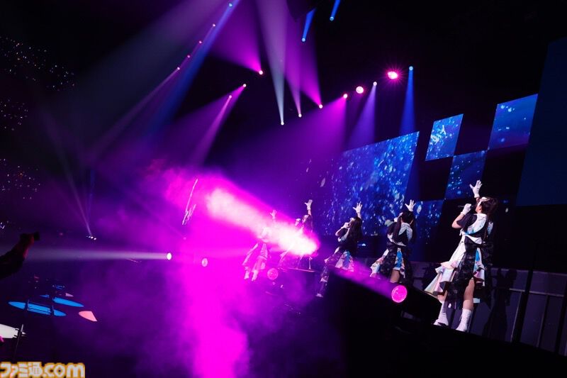 『シャニアニ』2nd seasonライブ“Over the prism”2日目リポート。『さあ舞い上がれ』、『橙より未来』、『ねぇ、ねぇ、ねぇ』などアニメの思い出を堪能できるドラマティックなステージに
