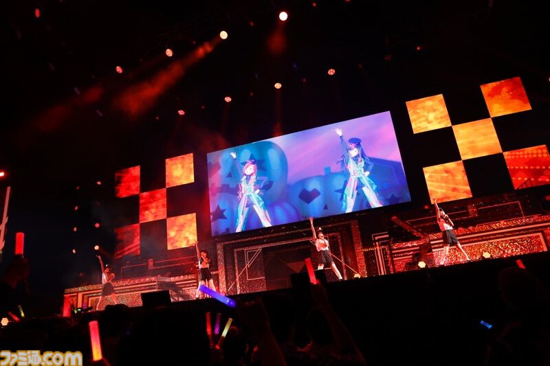 『シャニアニ』2nd seasonライブ“Over the prism”2日目リポート。『さあ舞い上がれ』、『橙より未来』、『ねぇ、ねぇ、ねぇ』などアニメの思い出を堪能できるドラマティックなステージに