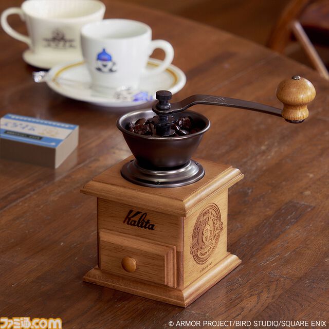 『ドラクエ』スライムのカップ＆ソーサーやコーヒーミルなどのカフェアイテムが6月28日に発売。テーマはスライムの“純喫茶”
