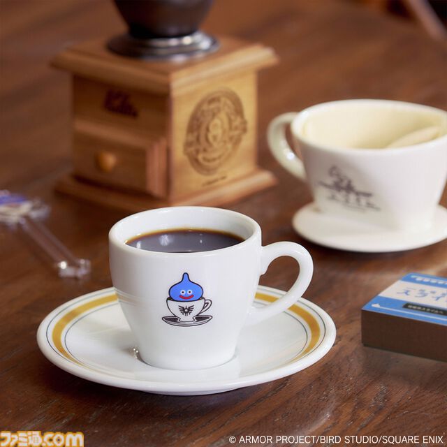 『ドラクエ』スライムのカップ＆ソーサーやコーヒーミルなどのカフェアイテムが6月28日に発売。テーマはスライムの“純喫茶”