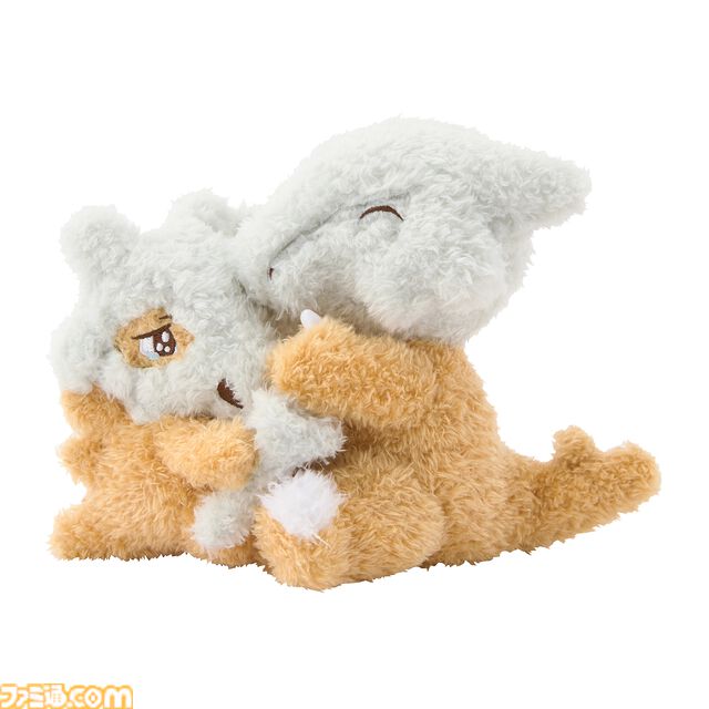『ポケモン』涙目のピィがピッピにぶるぶる近づいてギュッ！ 進化前・後のポケモンがハグするぬいぐるみが癒やされる。3月15日にポケセンで発売