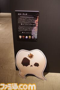 『メタファー』初の展覧会は350点以上の設定資料やリアル“候補者の張り紙”、鎧戦車の作戦室の再現など盛りだくさん。クリエイター陣のコメントは熟読したくなる