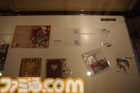 『メタファー』初の展覧会は350点以上の設定資料やリアル“候補者の張り紙”、鎧戦車の作戦室の再現など盛りだくさん。クリエイター陣のコメントは熟読したくなる