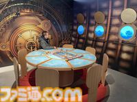 『メタファー』初の展覧会は350点以上の設定資料やリアル“候補者の張り紙”、鎧戦車の作戦室の再現など盛りだくさん。クリエイター陣のコメントは熟読したくなる