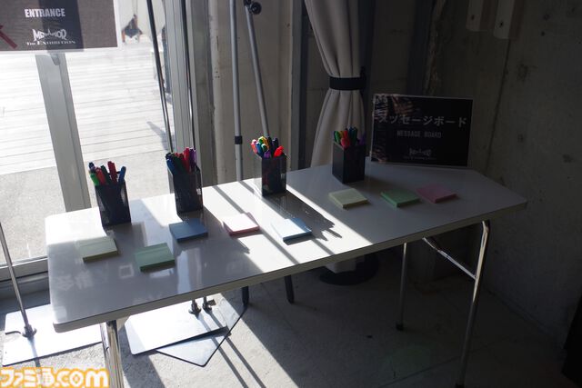 『メタファー』初の展覧会は350点以上の設定資料やリアル“候補者の張り紙”、鎧戦車の作戦室の再現など盛りだくさん。クリエイター陣のコメントは熟読したくなる