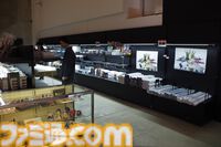 『メタファー』初の展覧会は350点以上の設定資料やリアル“候補者の張り紙”、鎧戦車の作戦室の再現など盛りだくさん。クリエイター陣のコメントは熟読したくなる