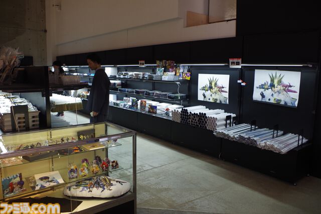 『メタファー』初の展覧会は350点以上の設定資料やリアル“候補者の張り紙”、鎧戦車の作戦室の再現など盛りだくさん。クリエイター陣のコメントは熟読したくなる