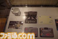 『メタファー』初の展覧会は350点以上の設定資料やリアル“候補者の張り紙”、鎧戦車の作戦室の再現など盛りだくさん。クリエイター陣のコメントは熟読したくなる