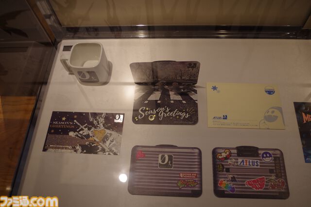 『メタファー』初の展覧会は350点以上の設定資料やリアル“候補者の張り紙”、鎧戦車の作戦室の再現など盛りだくさん。クリエイター陣のコメントは熟読したくなる
