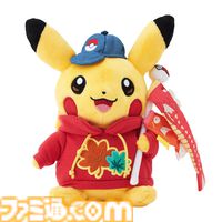 広島名物を持ったピカチュウぬいぐるみがかわいい、カイハラデニムや熊野筆などのアイテムも。ポケモンセンターヒロシマのリニューアル記念グッズが公開