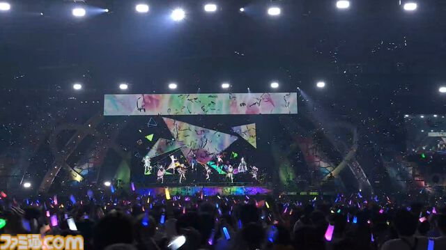 【ホロライブ 6th Fes】初ステージとなるAdventが超楽しそうに歌って踊る姿が尊すぎた。初となるセンターステージでのパフォーマンスは「おぉ！」と声が漏れるほど【ステージ1 リポート】