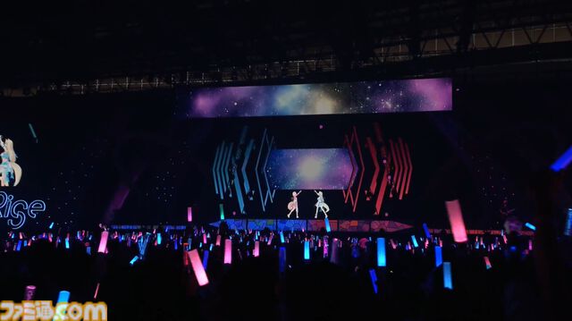 【ホロライブ 6th Fes】初ステージとなるAdventが超楽しそうに歌って踊る姿が尊すぎた。初となるセンターステージでのパフォーマンスは「おぉ！」と声が漏れるほど【ステージ1 リポート】