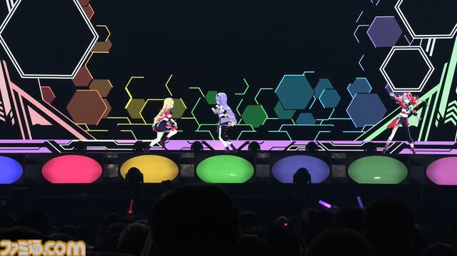 【ホロライブ 6th Fes】初ステージとなるAdventが超楽しそうに歌って踊る姿が尊すぎた。初となるセンターステージでのパフォーマンスは「おぉ！」と声が漏れるほど【ステージ1 リポート】