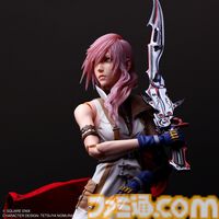 『FF13』ライトニングフィギュア登場。ブレイズエッジは銃と剣を切り替え可能。眼球可動で幅広いシチュエーションを再現