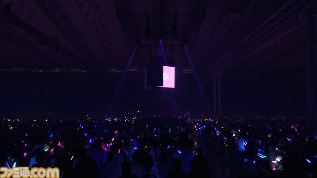 【ホロライブ 6th Fes.】紫咲シオンさんのラストとなるフェスステージにいちばんの歓声。初参戦となるReGLOSSの個性が光るパフォーマンスも必見！ トップバッターは『ぽ』です【ステージ2 リポート】