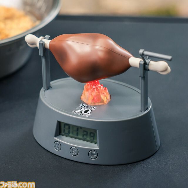 『モンハン』肉焼きタイマー＆タンブラー付きムック本が5月上旬よりファミマにて再販。おなじみのメロディとボイスが流れて肉も回せる
