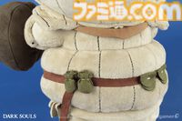 『ダークソウル』ジークマイヤーのぬいぐるみが登場。ツヴァイヘンダーとピアスシールドを装備可能。墓王ニト、アルトリウス、ソラールなどが描かれたトランプも