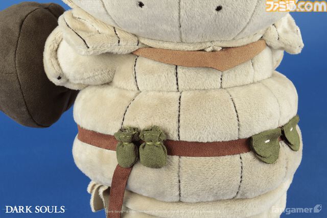『ダークソウル』ジークマイヤーのぬいぐるみが登場。ツヴァイヘンダーとピアスシールドを装備可能。墓王ニト、アルトリウス、ソラールなどが描かれたトランプも