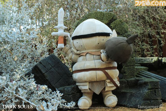 『ダークソウル』ジークマイヤーのぬいぐるみが登場。ツヴァイヘンダーとピアスシールドを装備可能。墓王ニト、アルトリウス、ソラールなどが描かれたトランプも