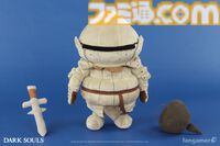 『ダークソウル』ジークマイヤーのぬいぐるみが登場。ツヴァイヘンダーとピアスシールドを装備可能。墓王ニト、アルトリウス、ソラールなどが描かれたトランプも