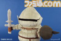 『ダークソウル』ジークマイヤーのぬいぐるみが登場。ツヴァイヘンダーとピアスシールドを装備可能。墓王ニト、アルトリウス、ソラールなどが描かれたトランプも