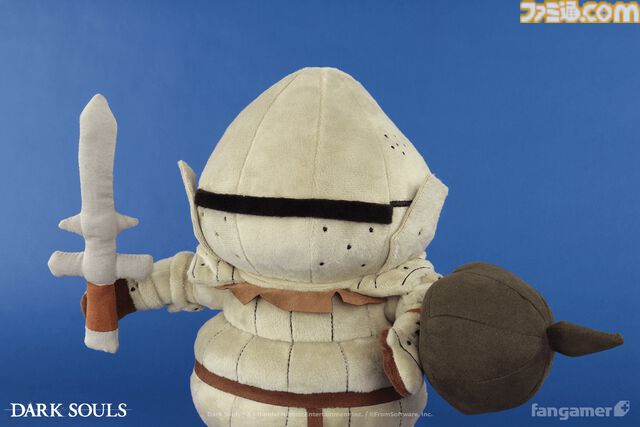 『ダークソウル』ジークマイヤーのぬいぐるみが登場。ツヴァイヘンダーとピアスシールドを装備可能。墓王ニト、アルトリウス、ソラールなどが描かれたトランプも
