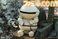 『ダークソウル』ジークマイヤーのぬいぐるみが登場。ツヴァイヘンダーとピアスシールドを装備可能。墓王ニト、アルトリウス、ソラールなどが描かれたトランプも