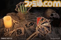 『ダークソウル』ジークマイヤーのぬいぐるみが登場。ツヴァイヘンダーとピアスシールドを装備可能。墓王ニト、アルトリウス、ソラールなどが描かれたトランプも