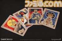 『ダークソウル』ジークマイヤーのぬいぐるみが登場。ツヴァイヘンダーとピアスシールドを装備可能。墓王ニト、アルトリウス、ソラールなどが描かれたトランプも