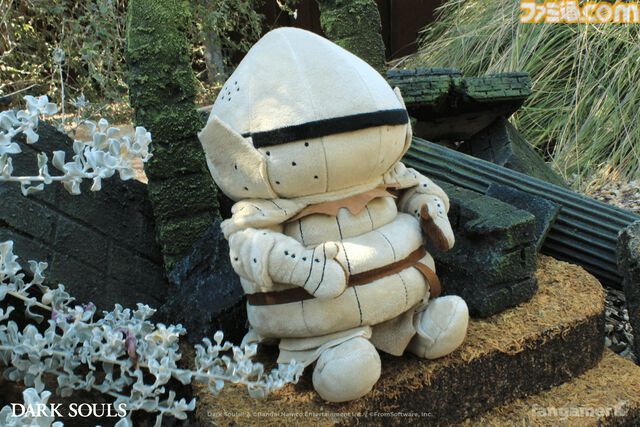 『ダークソウル』ジークマイヤーのぬいぐるみが登場。ツヴァイヘンダーとピアスシールドを装備可能。墓王ニト、アルトリウス、ソラールなどが描かれたトランプも