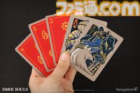 『ダークソウル』ジークマイヤーのぬいぐるみが登場。ツヴァイヘンダーとピアスシールドを装備可能。墓王ニト、アルトリウス、ソラールなどが描かれたトランプも