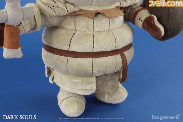 『ダークソウル』ジークマイヤーのぬいぐるみが登場。ツヴァイヘンダーとピアスシールドを装備可能。墓王ニト、アルトリウス、ソラールなどが描かれたトランプも