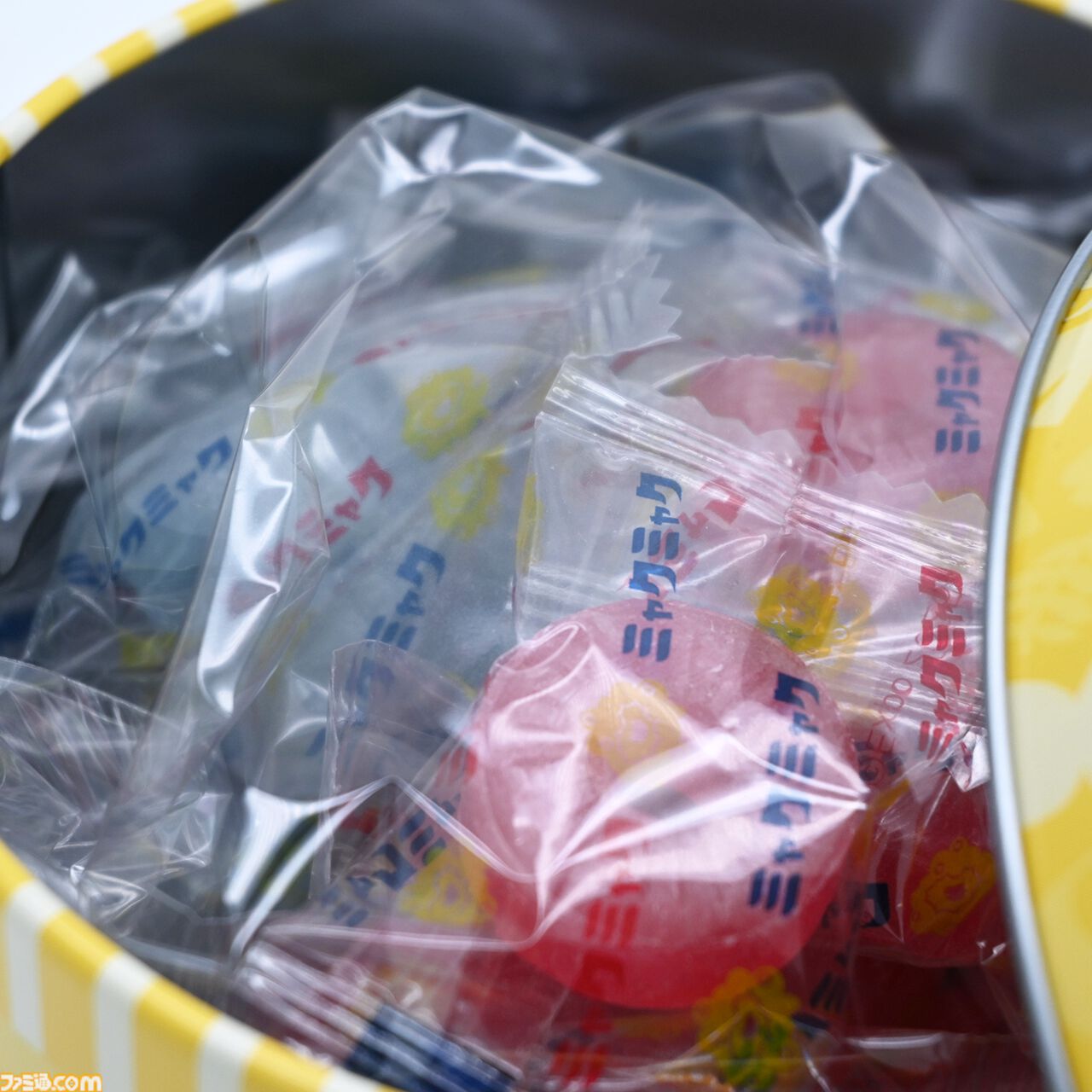 ミャクミャク×パインアメのコラボ商品が大阪・関西万博で発売。赤・青ミャクミャクカラーのパインアメ。缶デザインもかわいい
