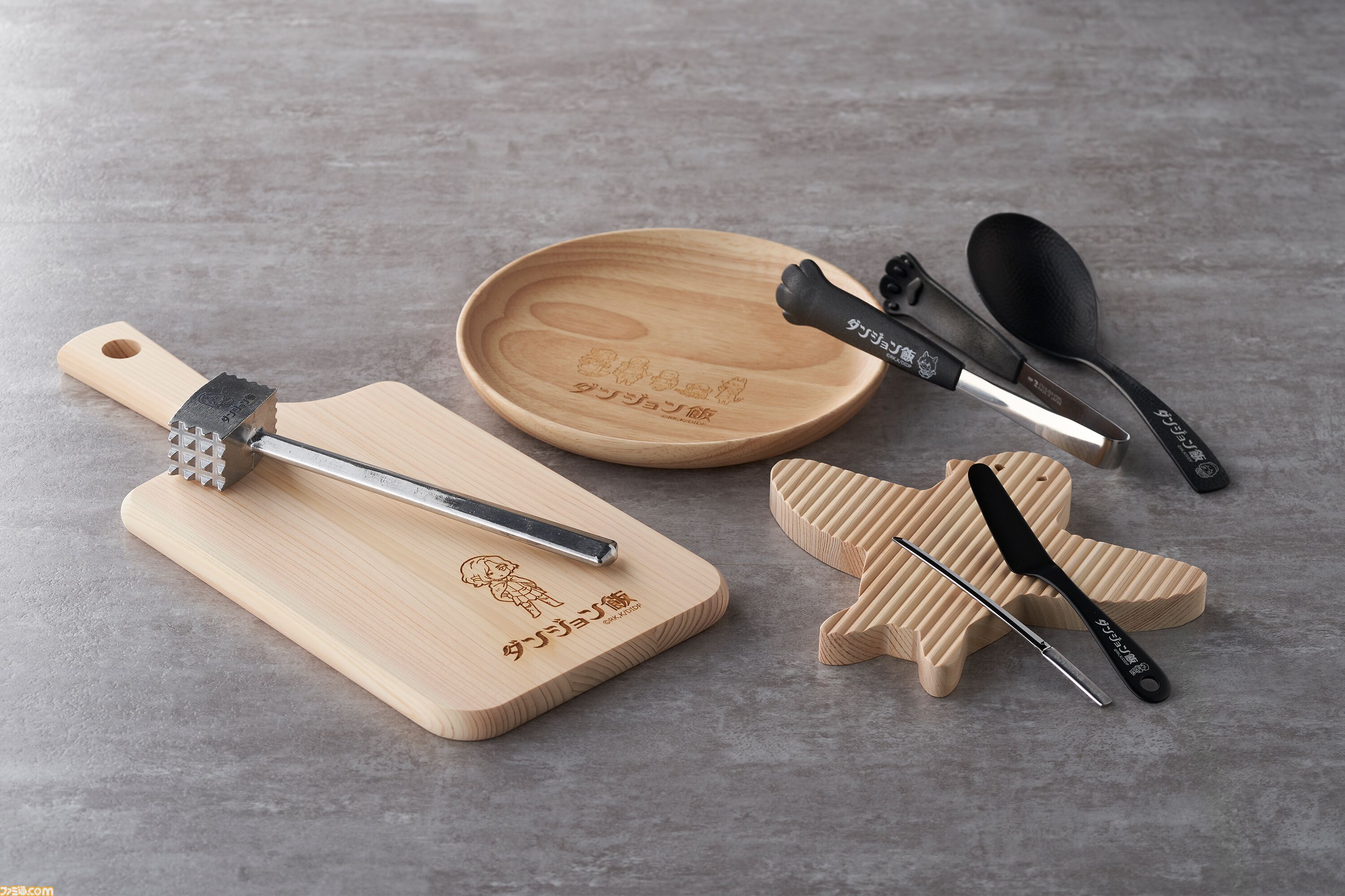 『ダンジョン飯』マルシルの使い魔をモチーフにした調理器具が登場。村の鍛冶屋とのコラボグッズ第2弾が4月7日に発売