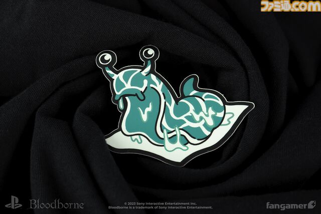 『ブラッドボーン』ちょこんと座った人形ぬいぐるみがかわいい。星の娘Tシャツや、教区長エミーリアのピンバッジなど新作グッズが発売