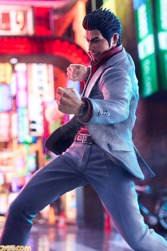 『龍が如く』桐生一馬の戦闘シーンポーズを1/6スケールフィギュア化。鋭い眼光や翻るジャケットで桐生の迫力を表現。セガストア特典は神室町天下一通りの布ポスター