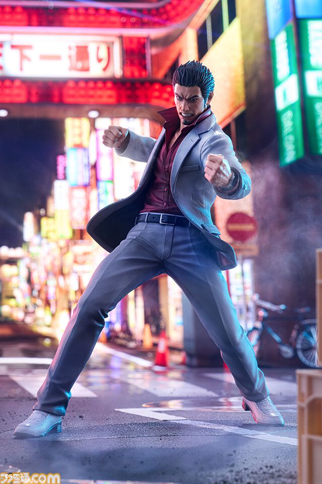 『龍が如く』桐生一馬の戦闘シーンポーズを1/6スケールフィギュア化。鋭い眼光や翻るジャケットで桐生の迫力を表現。セガストア特典は神室町天下一通りの布ポスター