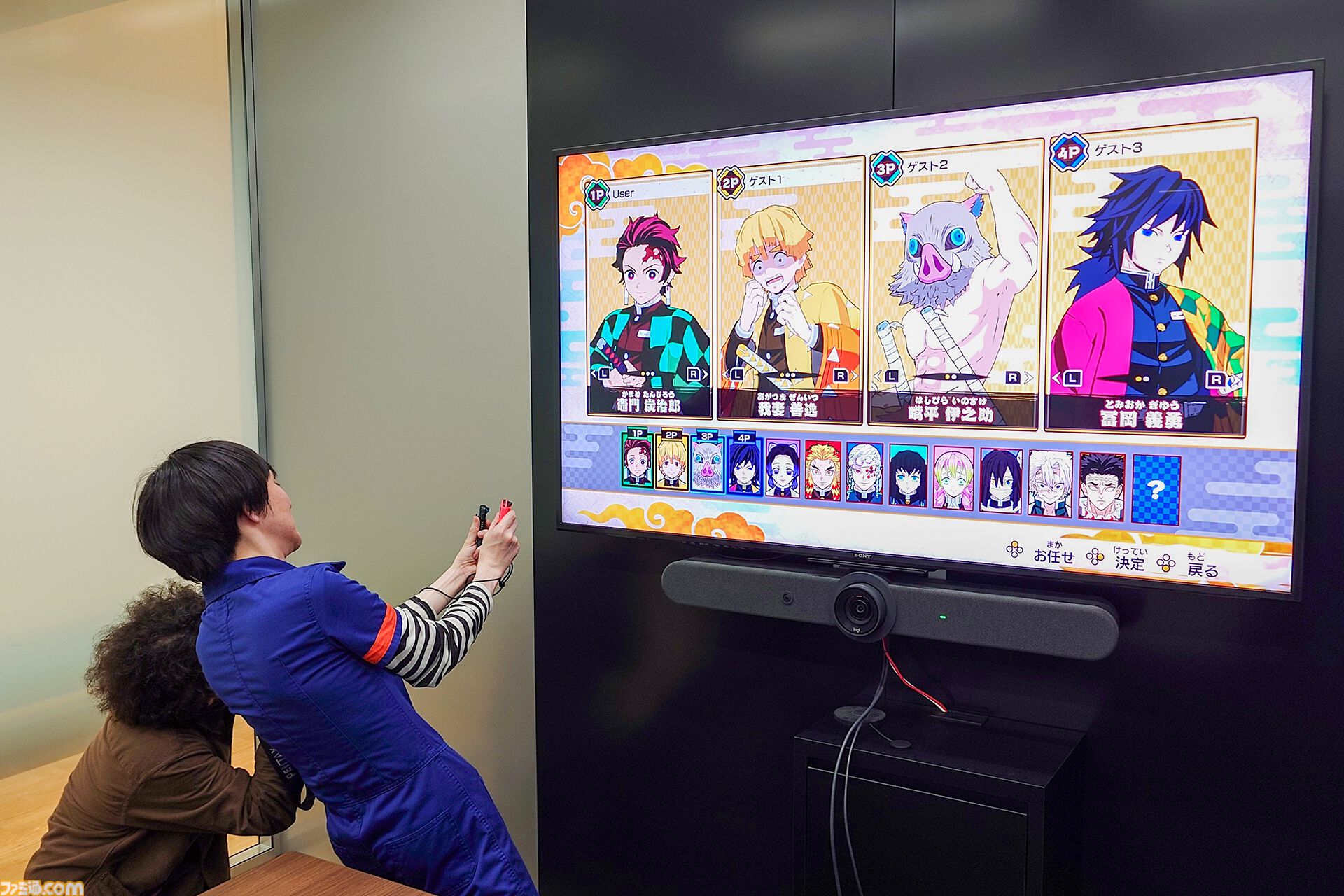 『鬼滅の刃 目指せ！最強隊士！』は家族や友だちを巻き込んでハマれるボードゲーム。大人4人が会議室で叫びまくり、呼吸の大切さを実感