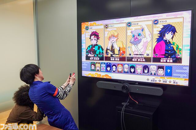 『鬼滅の刃 目指せ！最強隊士！』は家族や友だちを巻き込んでハマれるボードゲーム。大人4人が会議室で叫びまくり、呼吸の大切さを実感