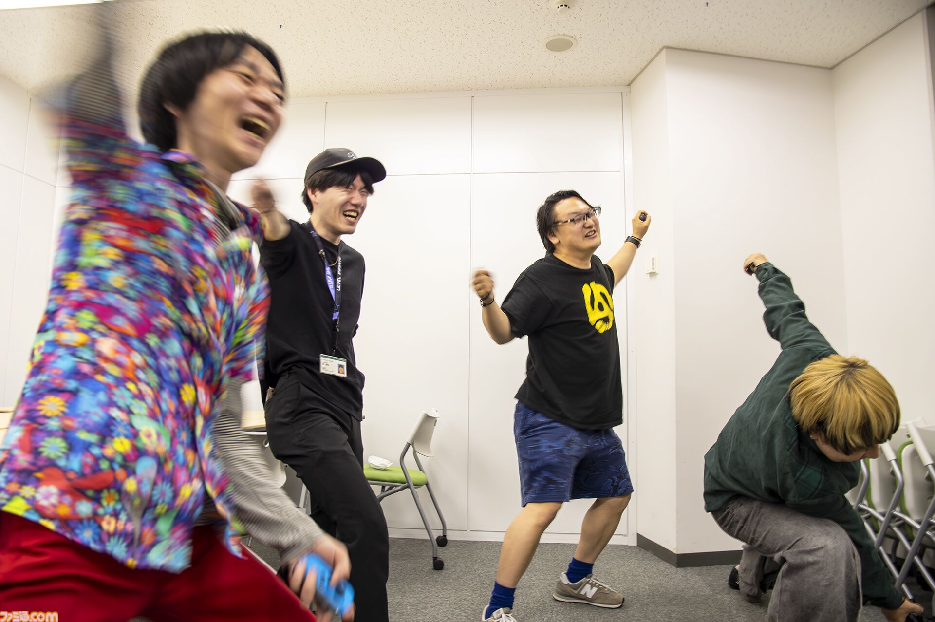 『鬼滅の刃 目指せ！最強隊士！』は家族や友だちを巻き込んでハマれるボードゲーム。大人4人が会議室で叫びまくり、呼吸の大切さを実感