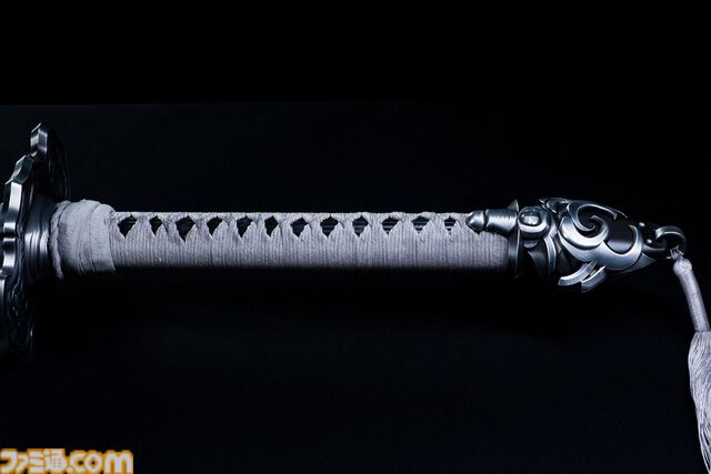 『ニーア オートマタ』2Bの剣“白の契約”が1/1スケール（139cm）で発売。スクウェア・エニックス全面監修。細部の造形だけでなく振り応えのある重量バランスにまでこだわったスマート・トイ