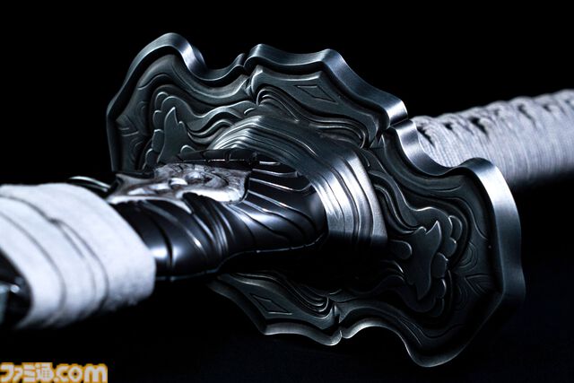 『ニーア オートマタ』2Bの剣“白の契約”が1/1スケール（139cm）で発売。スクウェア・エニックス全面監修。細部の造形だけでなく振り応えのある重量バランスにまでこだわったスマート・トイ