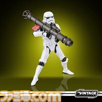 『スター・ウォーズ』デス・トルーパーのヘルメットの再現度がスゴイ、ライト機能つきでバッチリ光る。4月23日9時より先行予約が開始