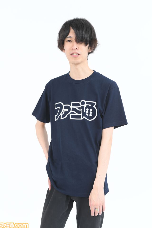週刊ファミ通1900号＆39周年を記念した“ファミ通ロゴTシャツ付き限定版”の予約受付中。新色も増えたし編集者が商品サンプルを全力で着こなしてみた！