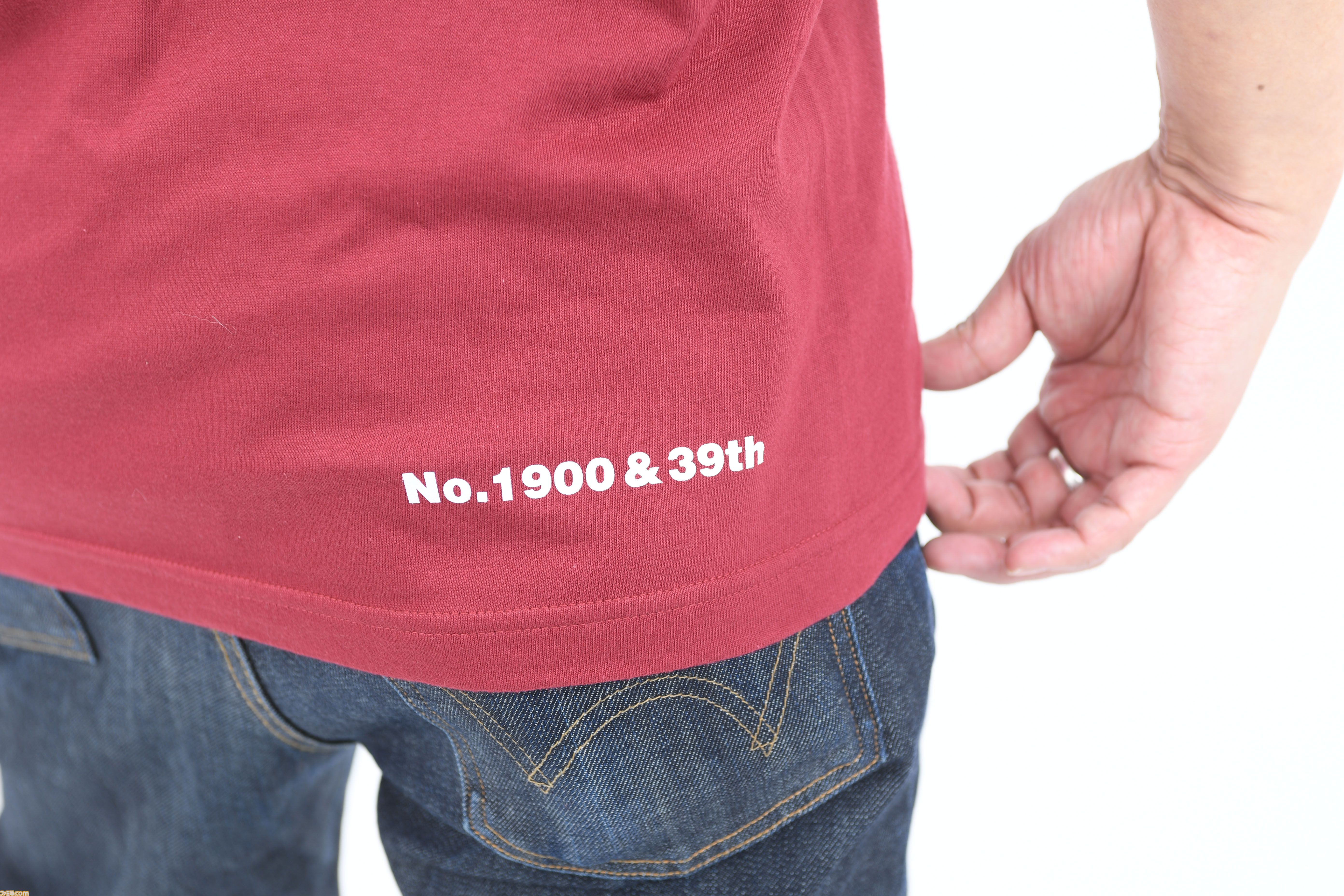 週刊ファミ通1900号＆39周年を記念した“ファミ通ロゴTシャツ付き限定版”の予約受付中。新色も増えたし編集者が商品サンプルを全力で着こなしてみた！
