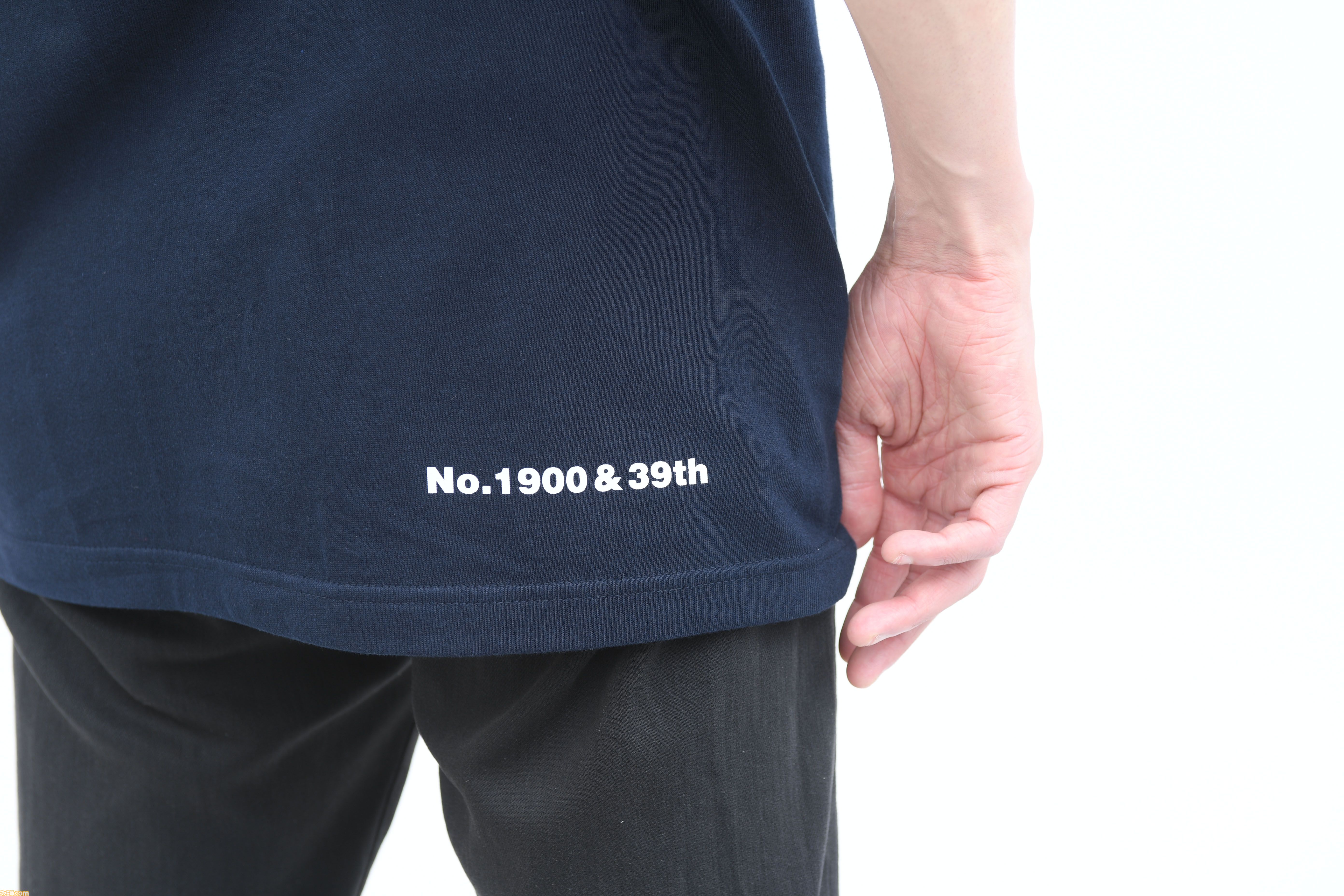週刊ファミ通1900号＆39周年を記念した“ファミ通ロゴTシャツ付き限定版”の予約受付中。新色も増えたし編集者が商品サンプルを全力で着こなしてみた！