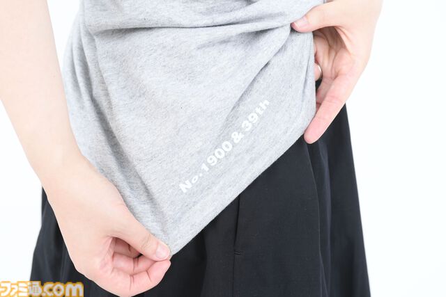 週刊ファミ通1900号＆39周年を記念した“ファミ通ロゴTシャツ付き限定版”の予約受付中。新色も増えたし編集者が商品サンプルを全力で着こなしてみた！