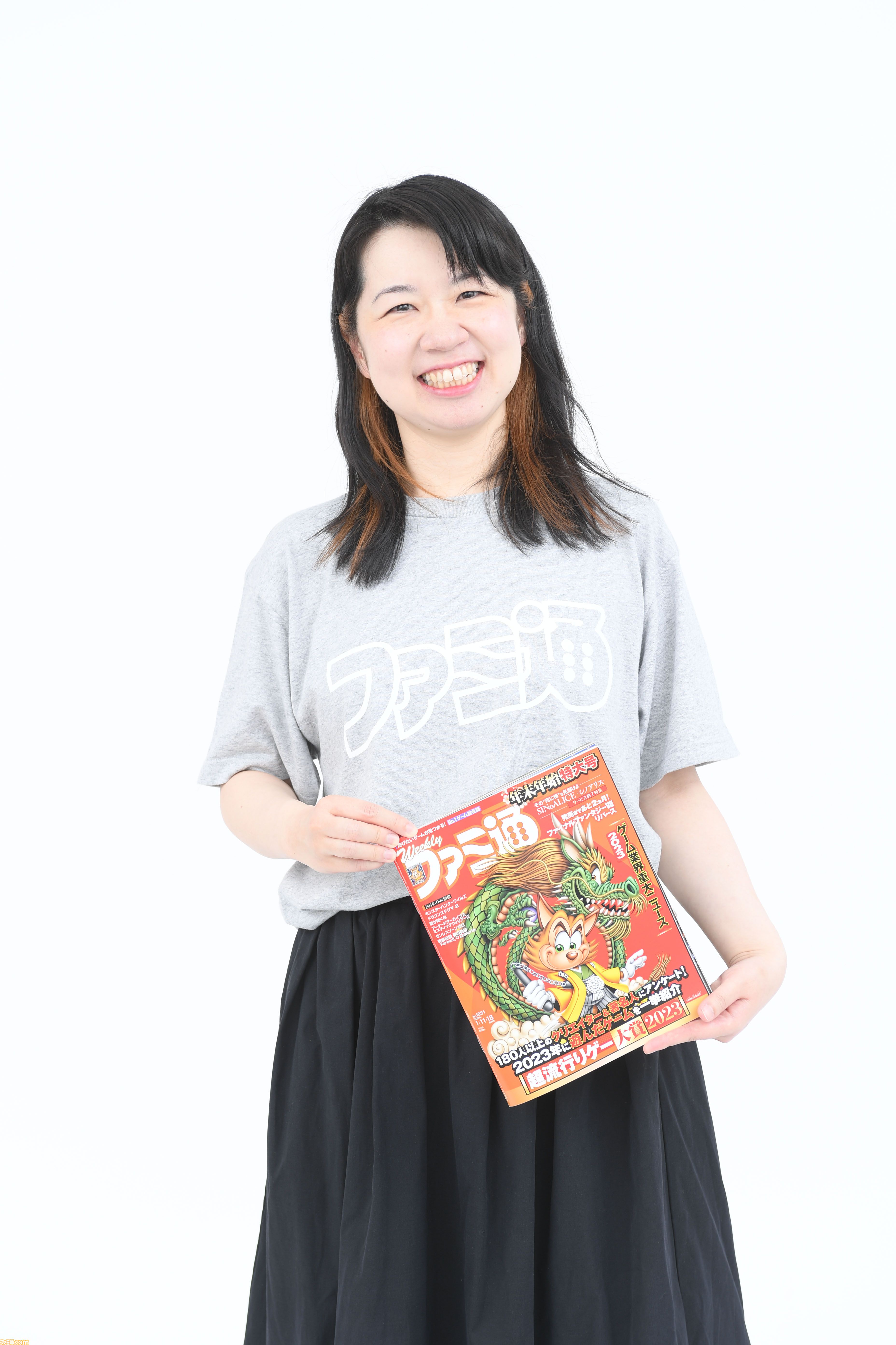 週刊ファミ通1900号＆39周年を記念した“ファミ通ロゴTシャツ付き限定版”の予約受付中。新色も増えたし編集者が商品サンプルを全力で着こなしてみた！
