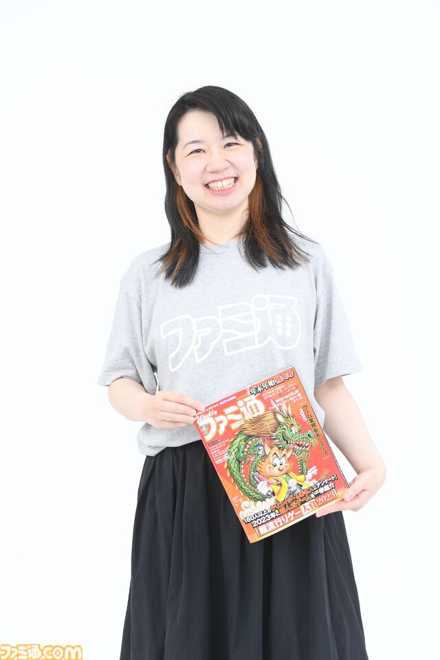 週刊ファミ通1900号＆39周年を記念した“ファミ通ロゴTシャツ付き限定版”の予約受付中。新色も増えたし編集者が商品サンプルを全力で着こなしてみた！